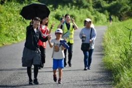 parkrunの参加者がウォーキングやランニングをする様子