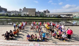 parkrunのイベントで参加者やボランティアが集まる様子