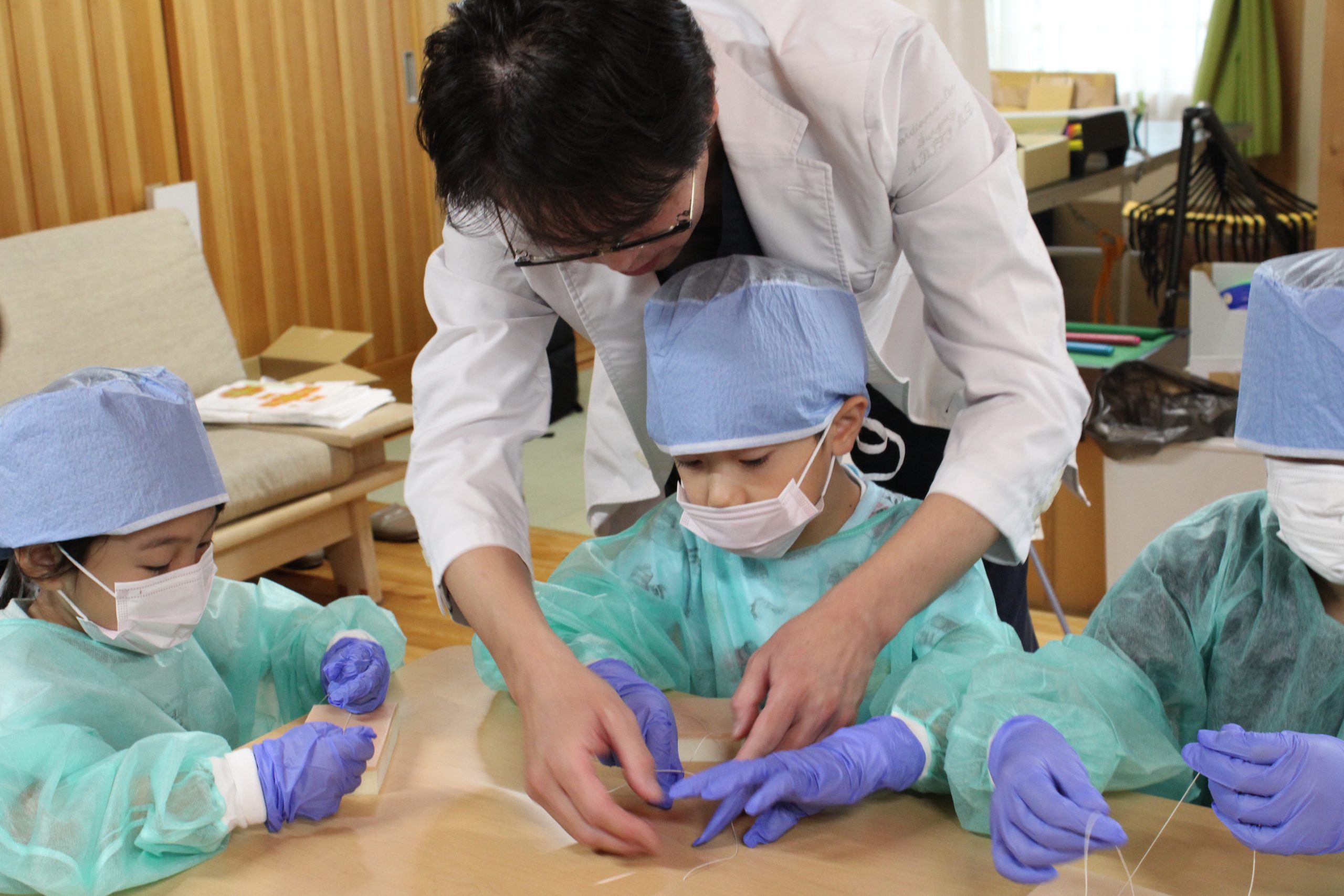 テーマ「いのち」—心臓外科医のシゴト体験の様子