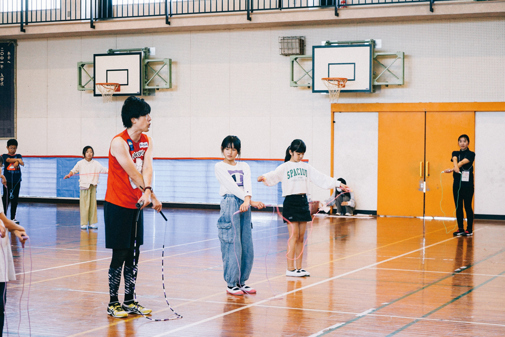 テーマ「健康」—レベルアップ！全身元気なわとびの様子