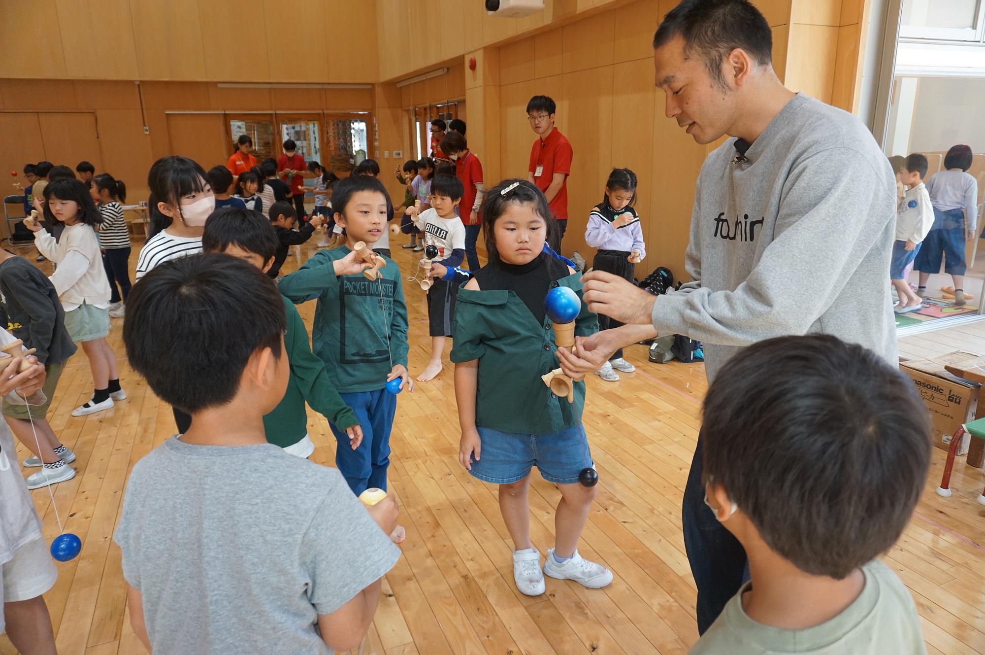 テーマ「未来」—世界に広がるけん玉の体験の様子