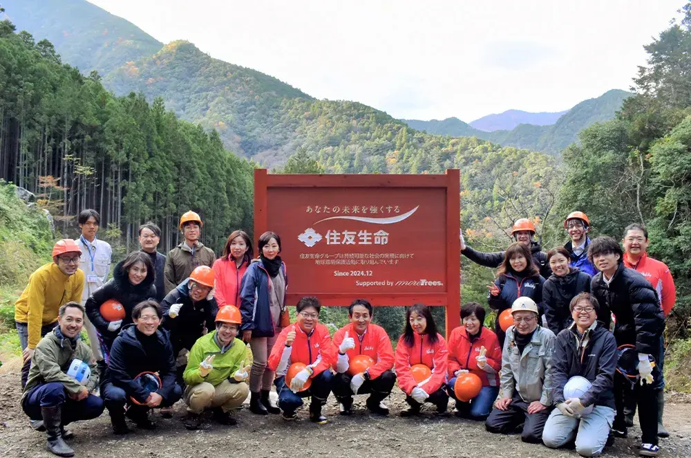 「住友生命の森」づくりでの作業風景と森林の様子