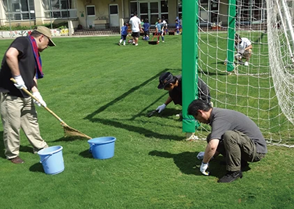 芝生応援団による小学校校庭の芝生整備の様子