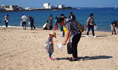 ビーチクリーンアップ清掃活動の様子（2019年）