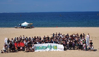 ビーチクリーンアップ清掃活動の様子（2019年）