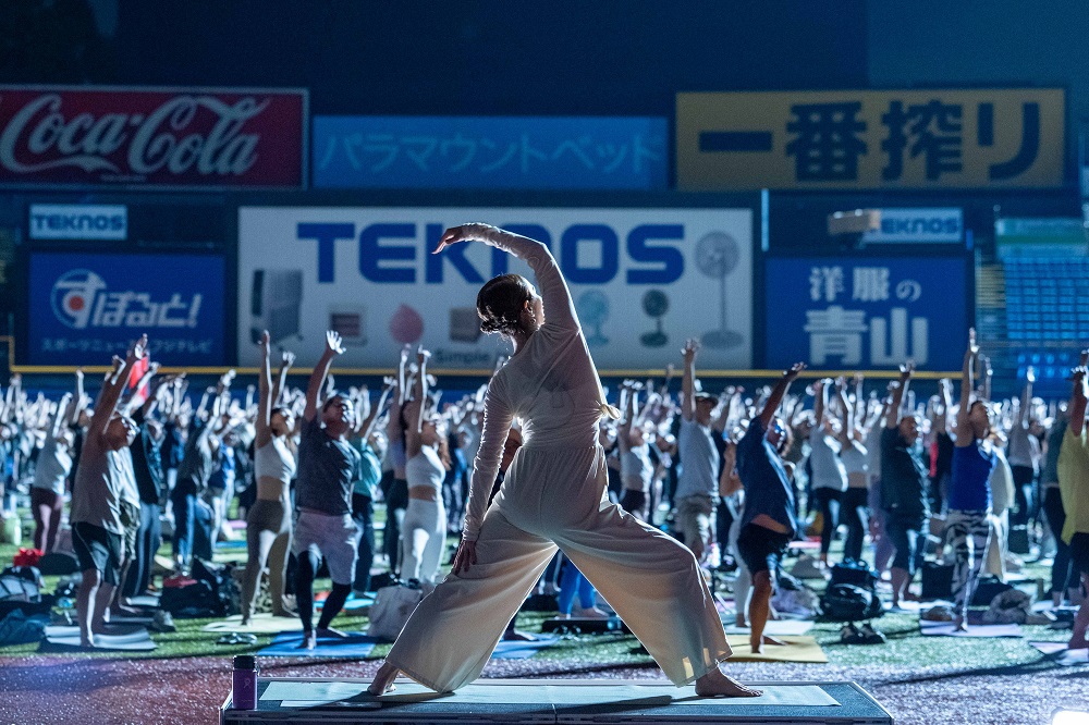 住友生命協賛によるJINGU STADIUM NIGHT YOGAの様子