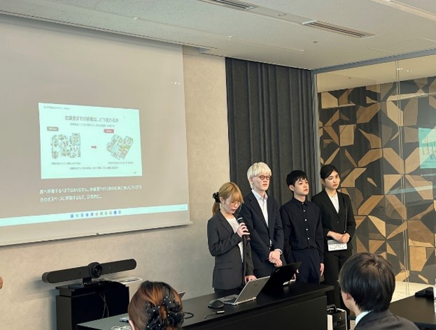 成果発表会で発表する学生の様子