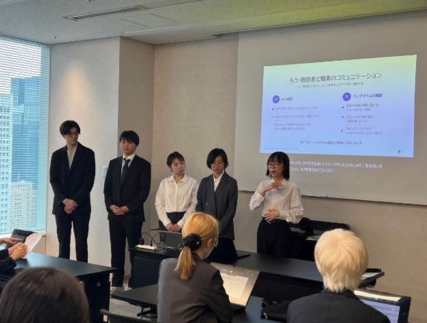 成果発表会で発表する学生の様子