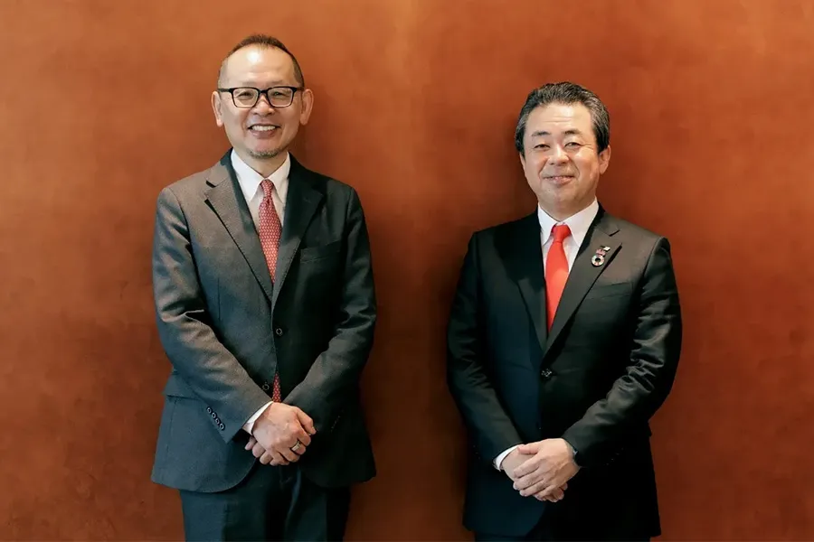 住友生命保険相互会社の高田幸徳・取締役代表執行役社長と、審査委員長を務めた前野隆司・慶応義塾大教授（ウェルビーイング学会代表理事）